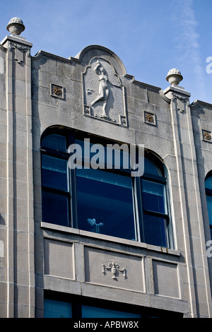 Wundervolle Art Deco Reliefs und Fenster auf der Fassade eines historischen Gebäudes Stockfoto