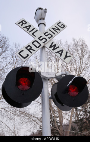 Eisenbahn-Kreuzung-Zeichen und rote Lichter Stockfoto