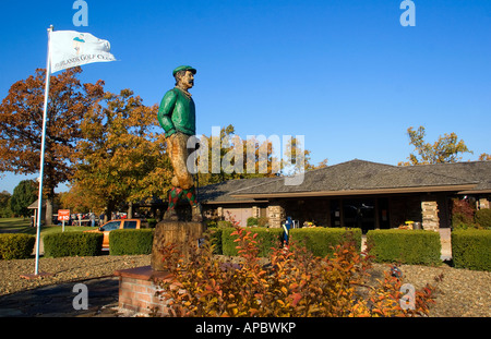 Mulligan, eine hölzerne Statue blickt auf das Hochland-Clubhaus am Highlands Golf Course in Bella Vista, Arkansas Stockfoto