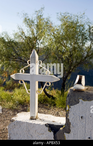 Ein Baby-Schuh legt neben einem Kreuz an der Stelle eines am Straßenrand Votiv-Kapelle im Staat Chihuahua Mexiko Stockfoto