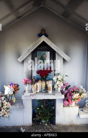 Innerhalb eines am Straßenrand Votiv-Kapelle im Staat Chihuahua Mexiko Stockfoto