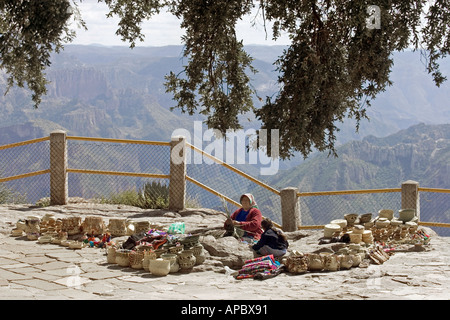 Eine einheimische Handwerker weben Körbe zu einen Aussichtspunkt mit Blick auf Copp für Touristen und Besucher zu Divisadero zum Verkauf angeboten werden Stockfoto