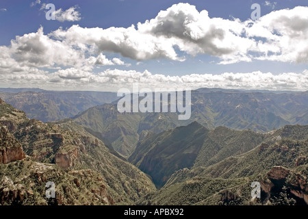 Blick auf Copper Canyon und der Sierra Tarahumara von Divisadero im Staat Chihuahua Mexiko gesehen Stockfoto