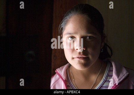 Esmeralda junge Tarahumara inoffizielle guide für die restaurierte Mission De Los Cinco Santos Senores in Cusarare ein Heimatdorf Stockfoto