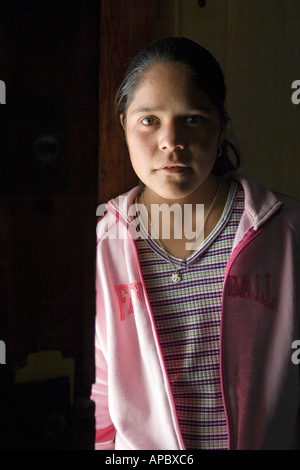 Esmeralda junge Tarahumara inoffizielle guide für die restaurierte Mission De Los Cinco Santos Senores in Cusarare ein Heimatdorf Stockfoto