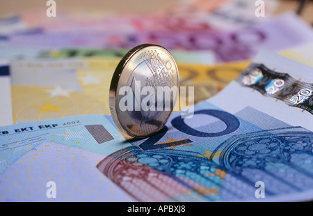 1-Euro-Münze auf Euro-Banknoten stehen Stockfoto