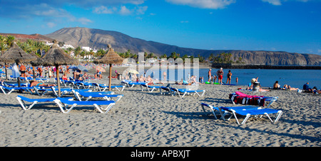 Strandleben am Playa de Camisón Strand in Playa de Las Americas/Los Christianos auf Teneriffa, Spanien Stockfoto