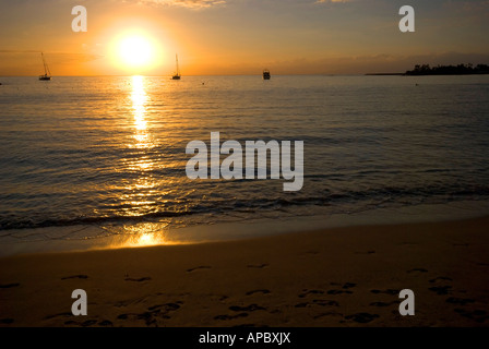 Sonnenuntergang über Playa de Las Vistas in Los Cristianos, Teneriffa, einer der besten Strände der Kanarischen Inseln, Spanien. Stockfoto