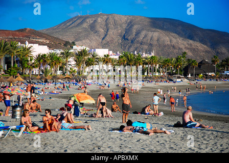 Strandleben am Playa de Camisón Strand in Playa de Las Américas/Los Cristianos Teneriffa, Spanien. Stockfoto