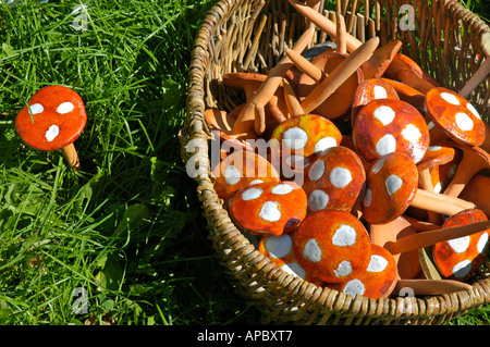 Korb mit Fliegenpilze aus Ton in der Wiese Stockfoto