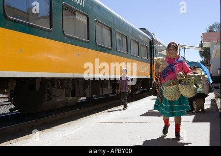 Einheimische Frau in San Rafael eine Stadt in Sierra Tarahumara in der Nähe von Creel Mexiko Verkauf von Hand gemacht-Körbe und lokale waren Tou Stockfoto