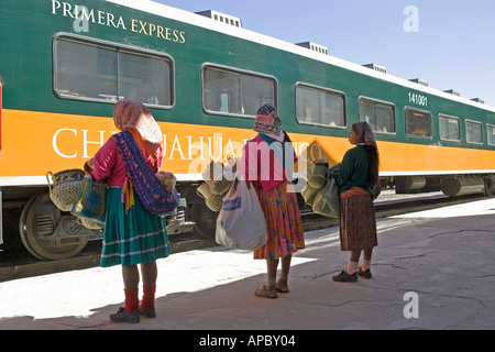 Einheimische Frauen in San Rafael eine Stadt in Sierra Tarahumara in der Nähe von Creel Mexiko Verkauf von Hand gemacht-Körbe und lokale waren Tou Stockfoto