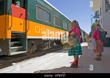 Einheimische Frauen in San Rafael eine Stadt in Sierra Tarahumara in der Nähe von Creel Mexiko Verkauf von Hand gemacht-Körbe und lokale waren Tou Stockfoto