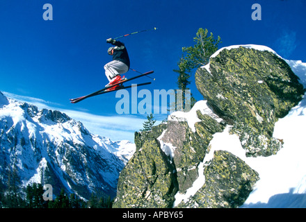 Ski springen von Felsen, mitten in der Luft, Chamonix, Frankreich Stockfoto