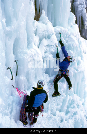Eiskletterer auf gefrorenen Felswand, Tim Emmett, Courchevel, Frankreich Stockfoto