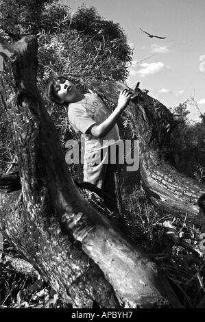 Omar (8 Jahre) sammeln Feuer Holz, Mercees, Corrientes, Argentinien Stockfoto