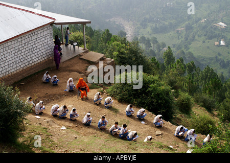 Wie das Klassenzimmer durch das Erdbeben zerstört wurde, findet die Prüfung außerhalb Hajira, AJK Kaschmir, Pakistan Stockfoto