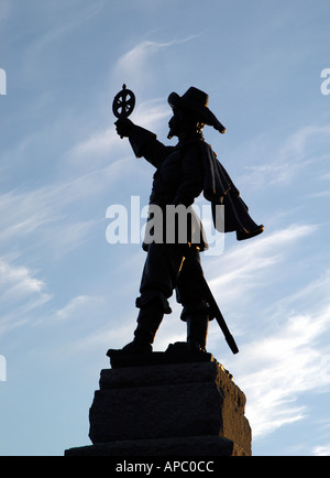 Statue von Samuel de Champlain am Nepean Point dargestellt mit seinem Astrolabium kopfüber Stockfoto