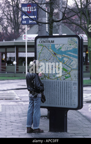 Touristen auf der Suche auf Straßenkarte in Amsterdam, Niederlande Stockfoto