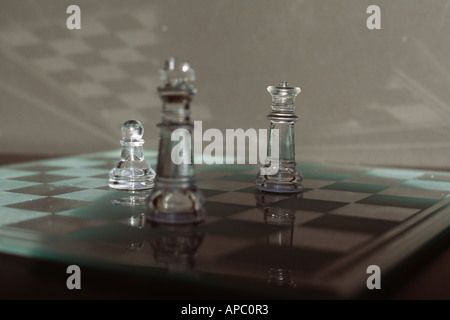 Nahaufnahme von Glas Figuren auf einem Schachbrett. Stockfoto