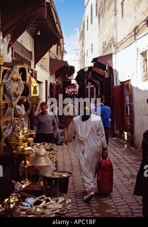 Frau in der schmalen Gasse Medina von Fes Altstadt Marokko Nordafrika Stockfoto