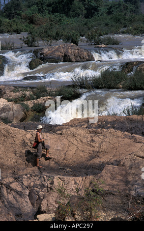 Weibliche Reisende Beurteilung den Blick auf Li Phi Somphamit und Khone Yai fällt Don Khone Don Dhet Mekong Islands Laos Stockfoto