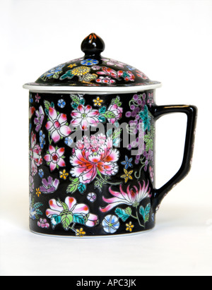 Chinesische Keramik Teetasse mit Deckel, Farbe schwarz mit Blumendekoration. Stockfoto