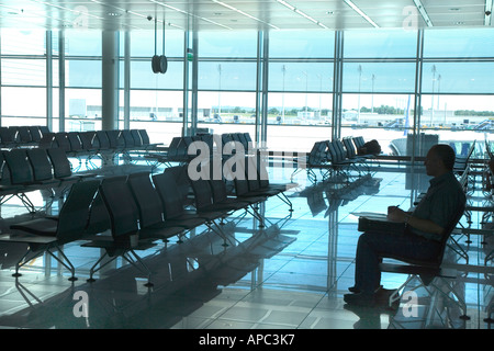 Geschäftsmann am Flughafen warten Stockfoto