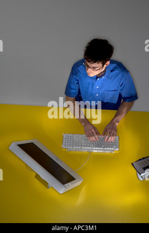 Junger Mann mit Hilfe eines Computers Stockfoto