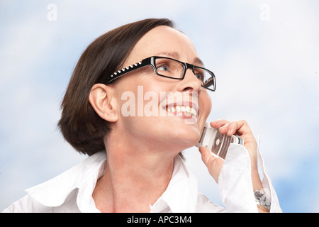 Reife Geschäftsfrau Gespräch auf ihr Telefon Stockfoto