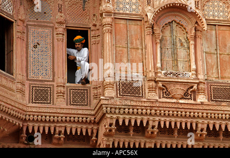 Indischen Mann, der in einem Fenster innerhalb der Meherangarh Fort in Jodhpur, Indien Stockfoto