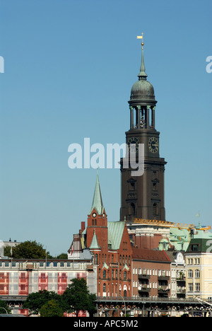 Turm der St.-Michaelis-Kirche am Hamburger Hafen, Hamburg, Deutschland Stockfoto