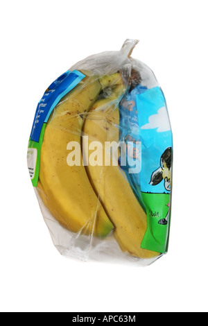 Bananen aus einem Supermarkt unnötige Kunststoff verpackt auf einem weißen Hintergrund Stockfoto