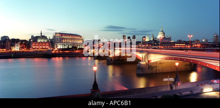 St. Pauls Cathedral in der Nacht mit Blackfriars Bridge im Vordergrund London England Großbritannien Themse Stockfoto