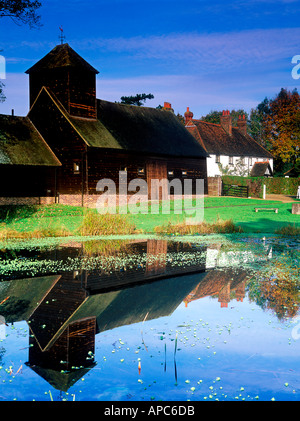 Scheune spiegelt sich im Teich Brighton Sussex England uk Stockfoto