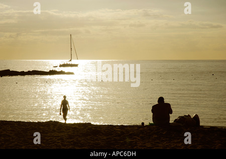 Späten Nachmittag Sonne über Playa de Las Vistas in Los Cristianos, Teneriffa, einer der besten Strände der Kanarischen Inseln, Spanien. Stockfoto