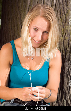 Eine junge Frau, Musik hören Stockfoto