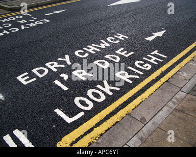 Richtig - Edrychwch i'r Dde - Bilingual walisische englische Straßenmarkierung auf Straße Aberystwyth Ceredigion Wales UK Stockfoto