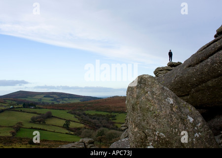 Silhouette des Mannes auf Tor, Dartmoor, Devon, England UK Stockfoto