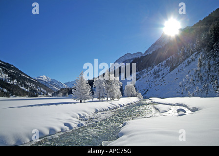 Verschneite Landschaft am Bach Rissbach in der Nähe des Dorfes Hinterriss Karwendel Berge Tirol Österreich Stockfoto