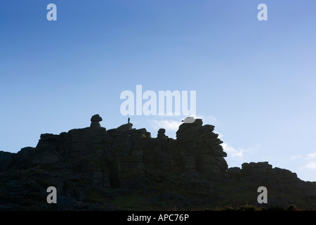 Silhouette des Mannes auf Heu Tor mit blauem Himmel, Dartmoor, Devon, England UK Stockfoto