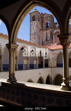 Waschen Kreuzgang und Kirchenglocke Turm im Convento de Cristo Templer in Tomar, Portugal. UNESCO-Welterbe Stockfoto