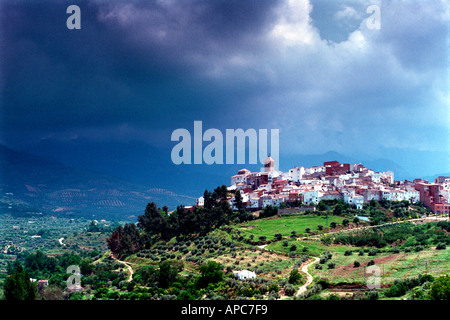 Hügel Dorf Spanien Andalusien Strahlen der helle Sonnenschein bricht durch stürmischen Wolken Stockfoto