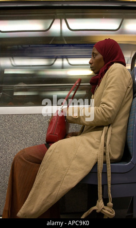 Frau in der Metro Paris Stockfoto