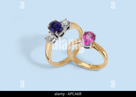 Rosa und blaue Saphir gold Ringe Stockfoto