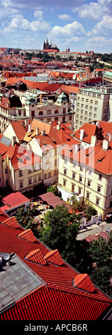 Blick über die Dächer von Prag in Richtung Hradschin Burg und die St.-Veits-Dom, Tschechische Republik Stockfoto