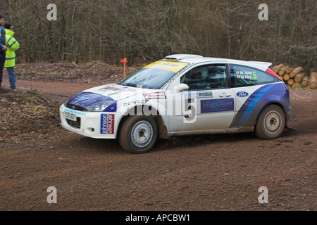Die Gewinner von Jon Ingram und Ian Allsop Gesamt und 1. Klasse B13 für 2006 Wyedean Rallye in einem Ford Focus RS Auto Nr. 5 Stockfoto