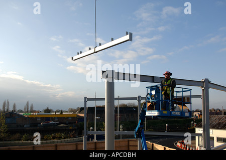 Bauarbeiter, die Schlange, Stahl-Träger aus Stahl gefertigte Gebäude Stockfoto