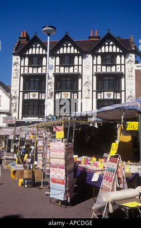 Marktstände und der Tudor-Fassade des nächsten Store, Market Place, Kingston upon Thames, Surrey, England, UK Stockfoto