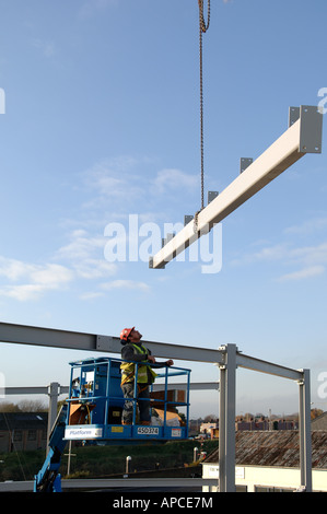 Bauarbeiter, die Schlange, Stahl-Träger aus Stahl gefertigte Gebäude Stockfoto